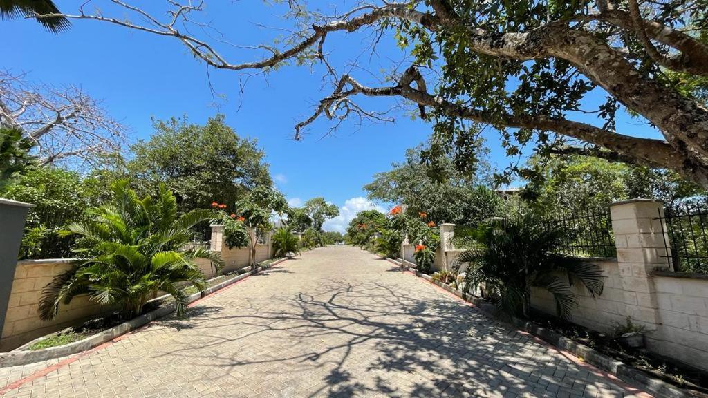 The Pool House & The Colobus House, Bella Seaview, Diani Beach, Kenya Bagian luar foto